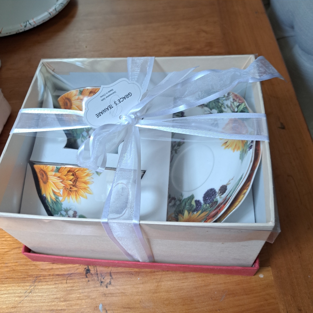 Elegant White and Yellow Dinnerware Set for Special Occasions